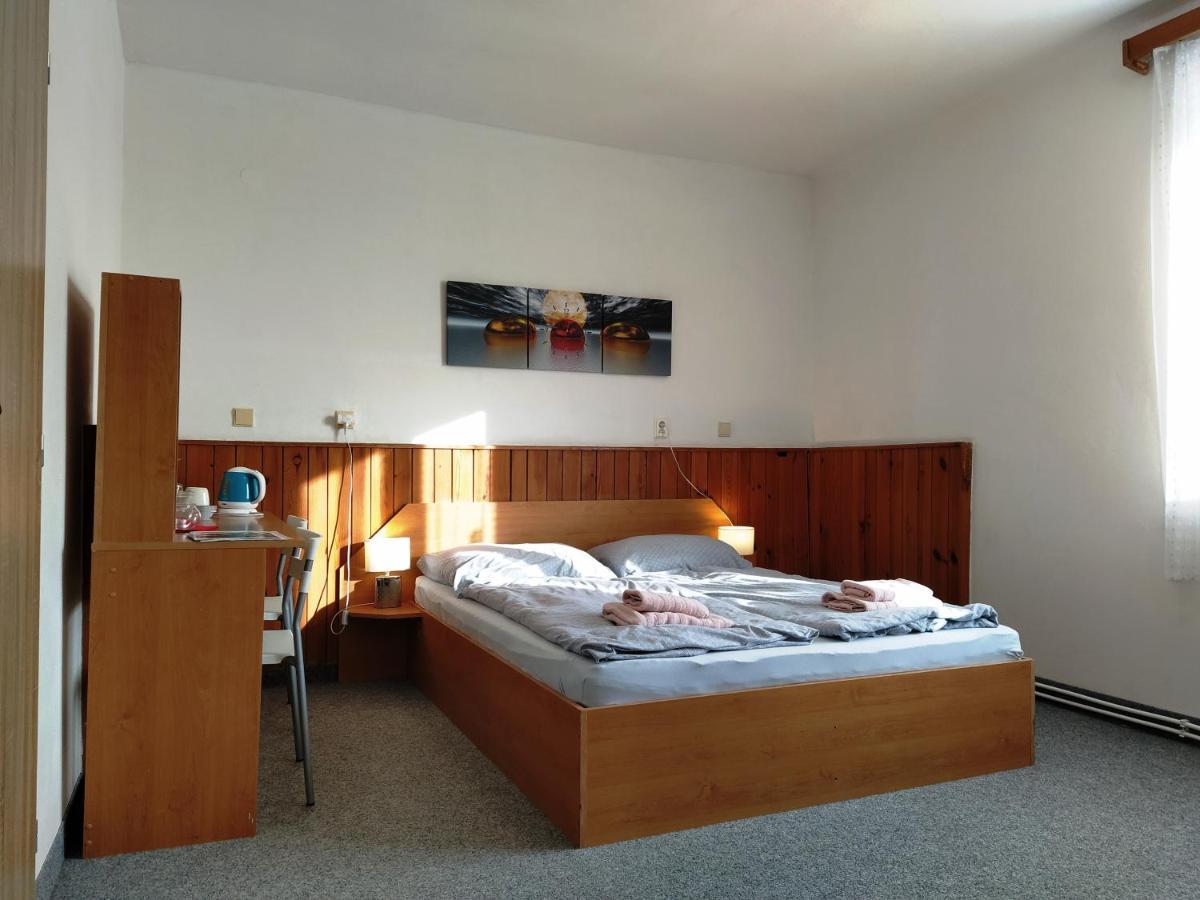 Hotel Prazdninovy Dum Na Panorame à Jáchymov Extérieur photo